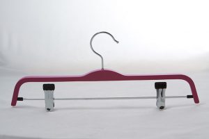 Cintres laminés colorés pour femmes avec clip de couleur rose standard, longueur suffisante pour un vêtement de grande taille, durables, légers et faciles à transporter, clips chromés avec coussinet de protection pour le vêtement, matériel antirouille, clip recouvert de PVC.